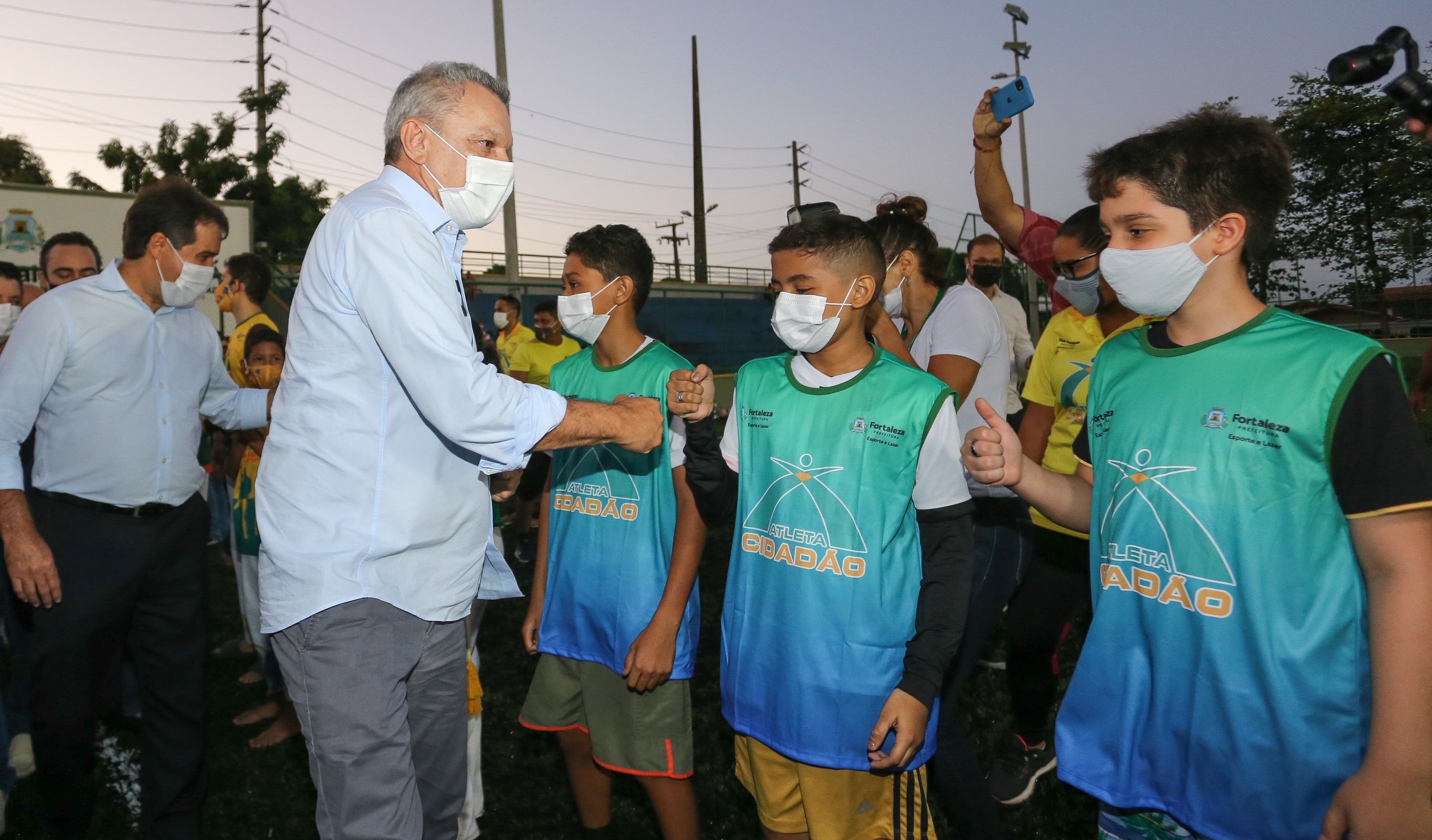 Sarto cumprimenta crianças na Areninha